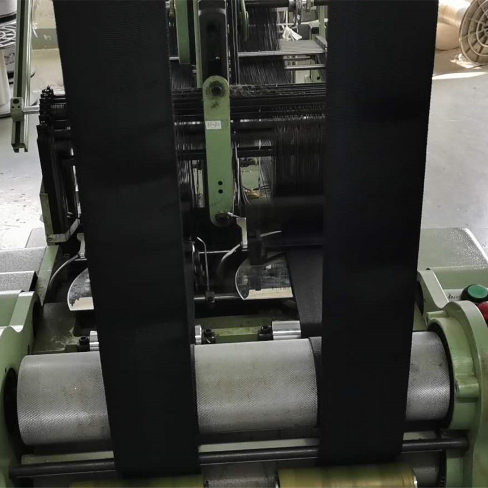 Ống bọc nylon bảo vệ ống dẫn thủy lực.